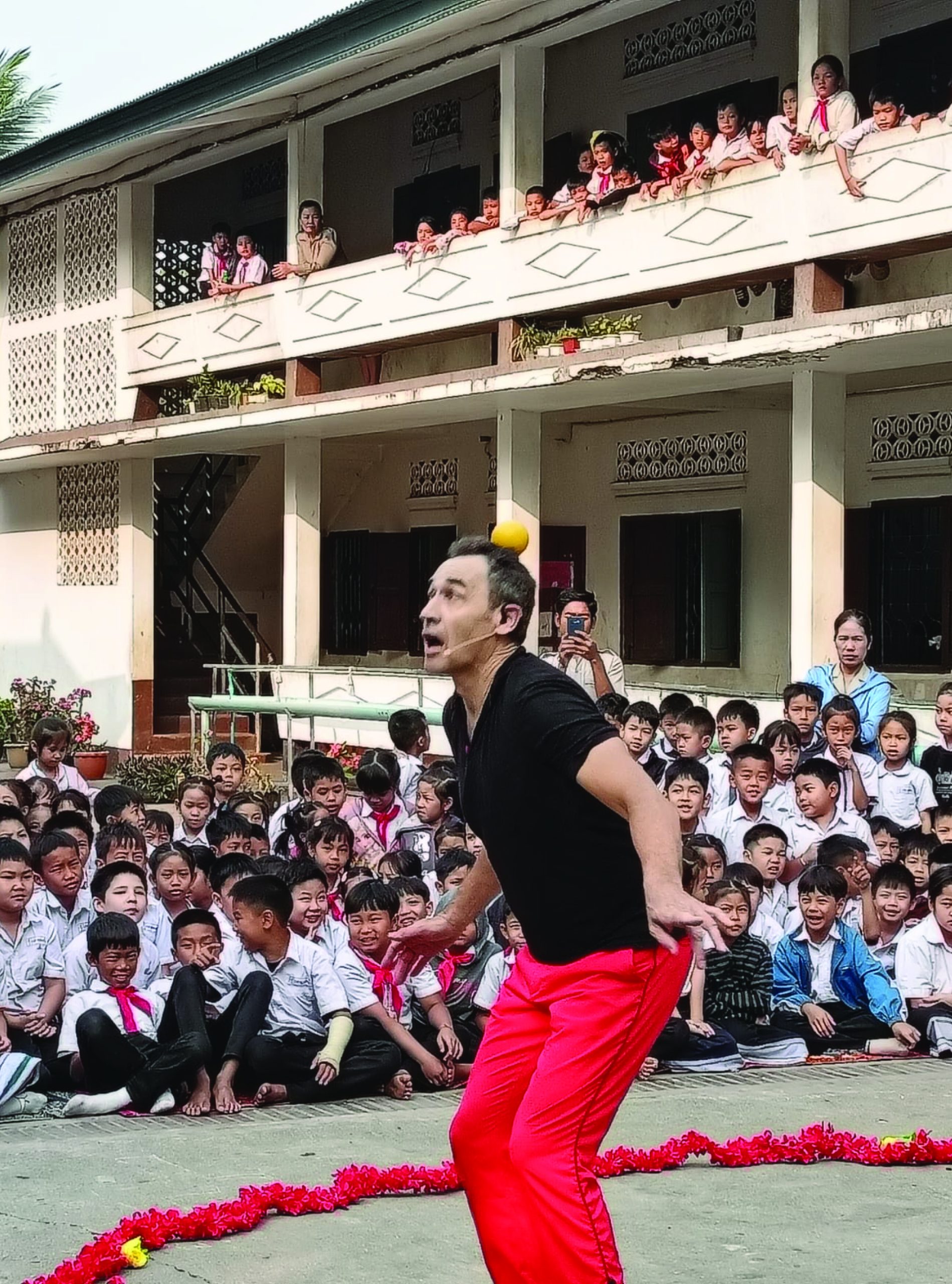 Tournée du jongleur Vincent de Lavenère dans les classes bilingues du Laos