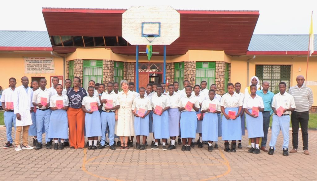 « Projet Kwandika » : 58 adolescents français et rwandais ont écrit un livre ensemble