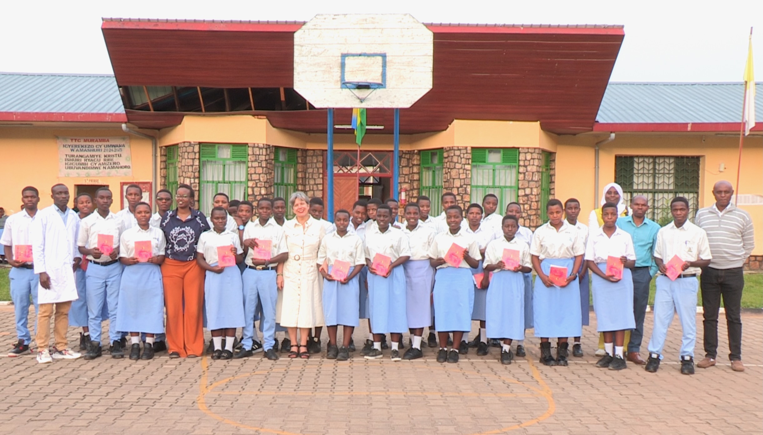 « Projet Kwandika » : 58 adolescents français et rwandais ont écrit un livre ensemble
